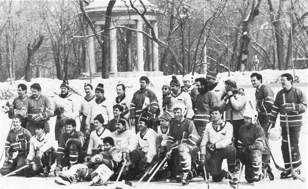 Les équipes canadienne (en foncé) et soviétique après le match nul de 11 à 11 disputé le 11 janvier 1987 sur la patinoire de l’ambassade