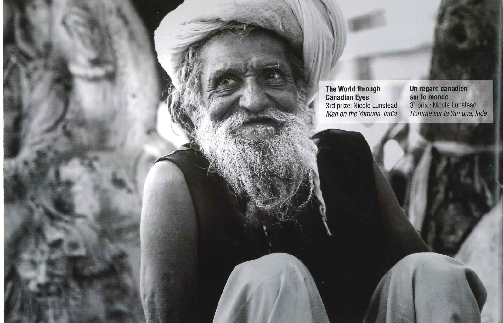 An elderly man in a white turban sits cross-legged, his long white beard reaching his chest // Un homme âgé coiffé d’un turban blanc, assis en tailleur, la longue barbe blanche sur la poitrine