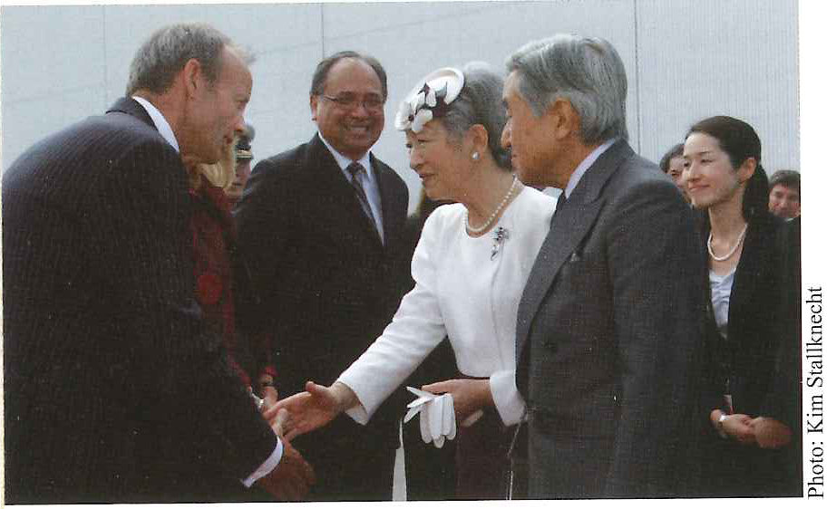 The Hon. Stockwell Day bids farewell to the Emperor and Empress of Japan at the end of their 2009 State Visit.