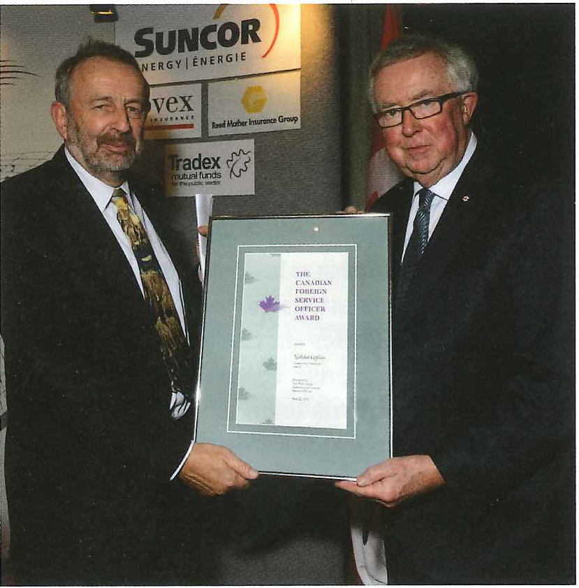 Nicholas Coghlan et le très honorable Joe Clark.