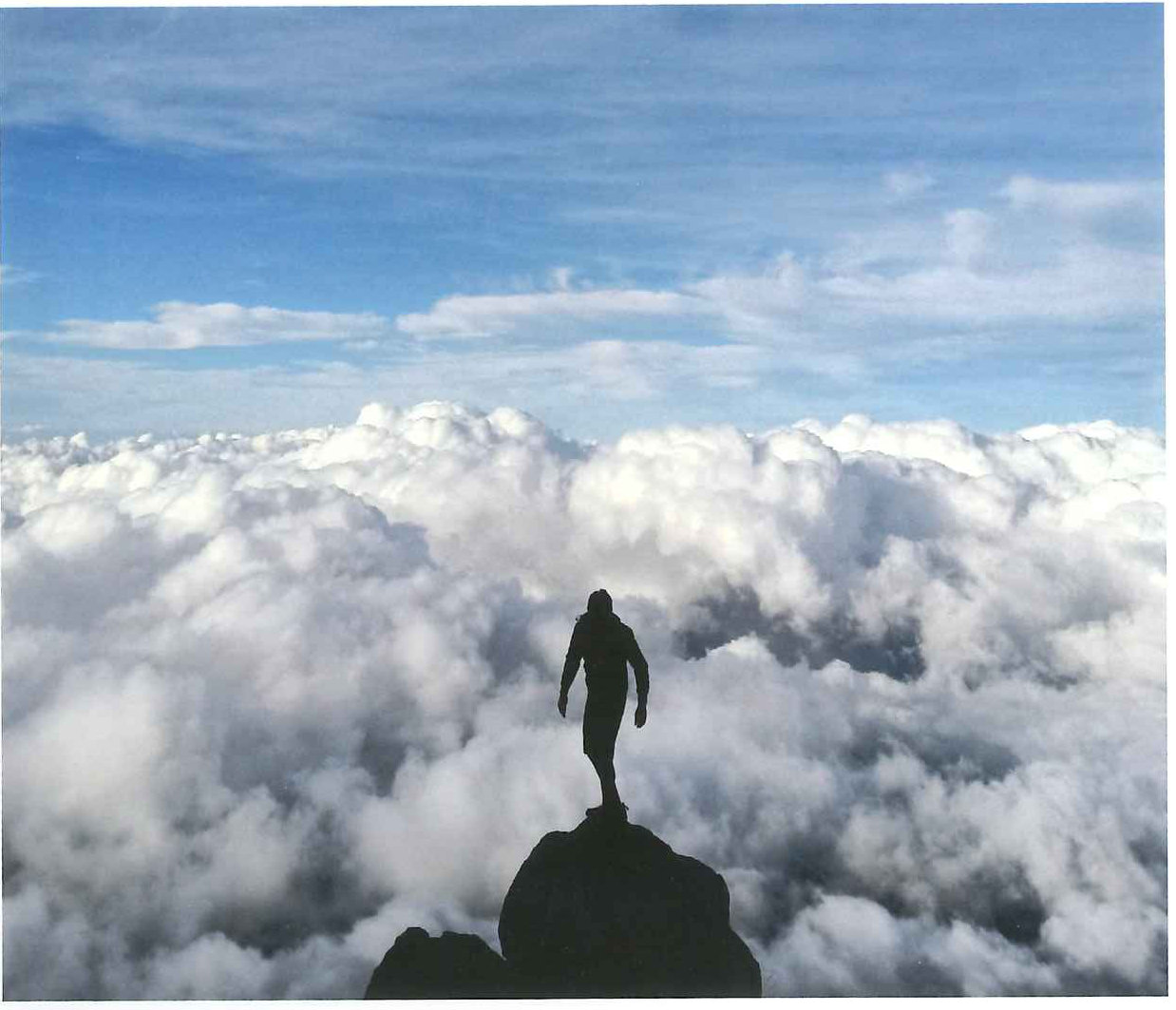 Mention honorable — Au dessus des nuages, le soleil brille, Mont Agung, Indonésie, par Antoine Nouvet