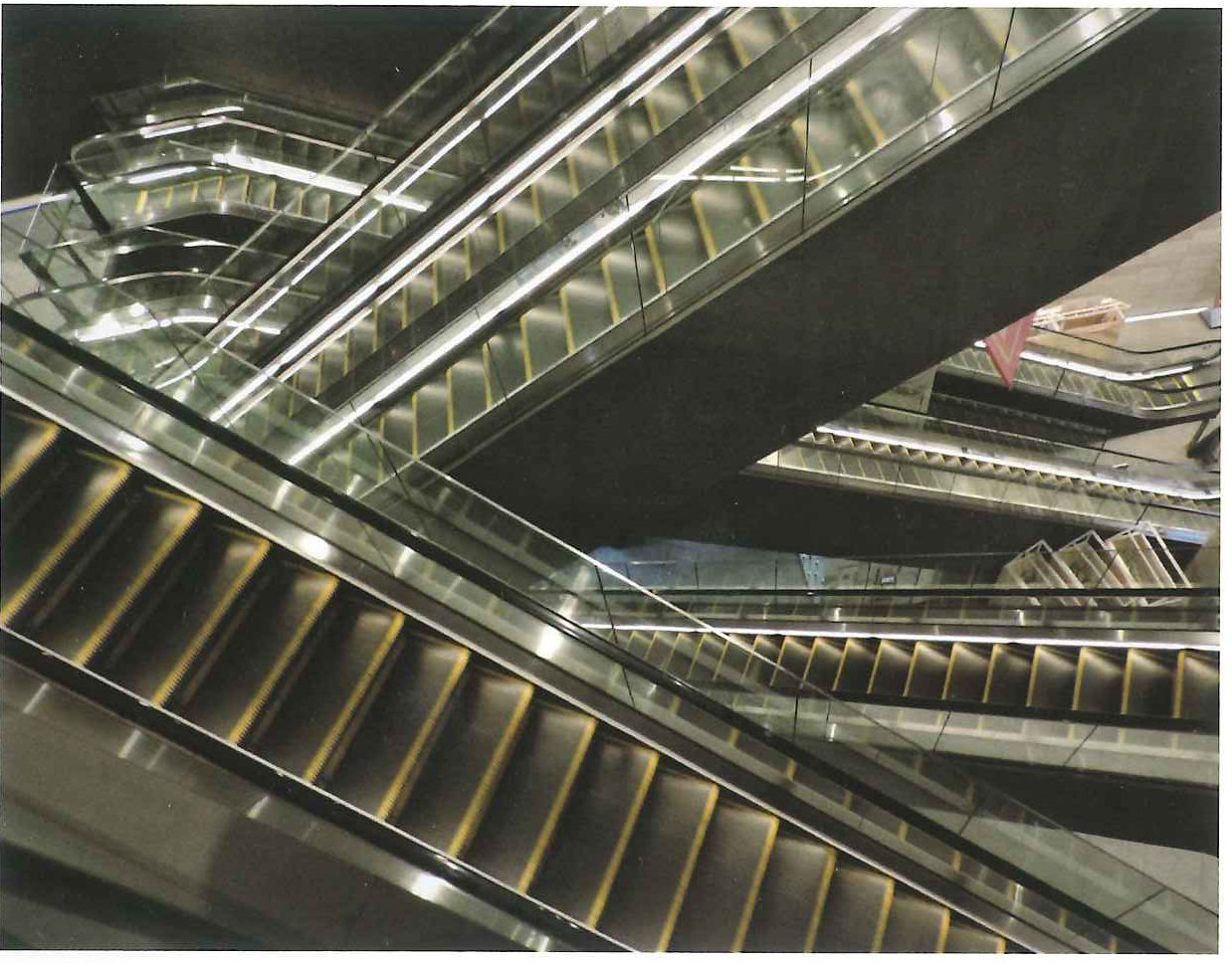 Mention honorable — Labyrinthe d’ascenseur, Tokyo, Japon, par Joshua Hodgson